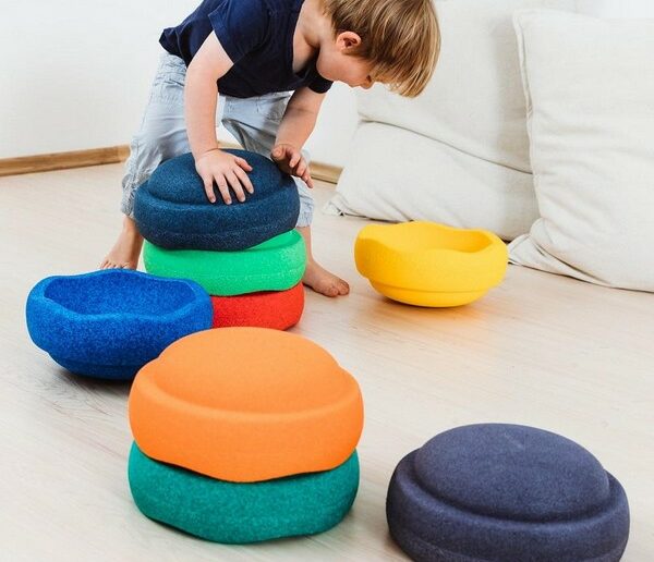 100413-rainbow-great-3-1 Stapelstein stapelstenen actief spelen spel buiten buitenspelen stapelen balanceren