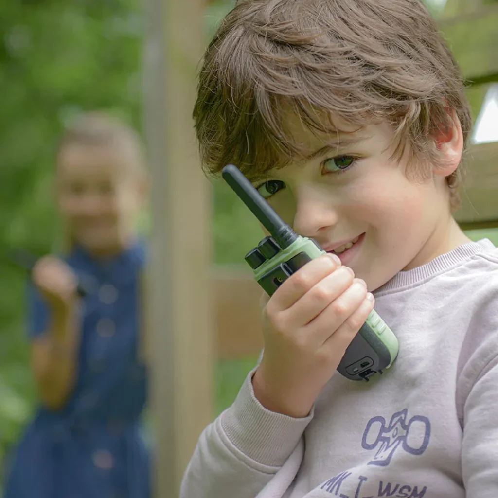 kidywolf-walkie-talkie-groen-mosterd-KIDYTALK-GO-2 kidywolf walkie talkie talkies buitenspelen buiten spelen survival survivallen elektronisch speelgoed buitenspeelgoed