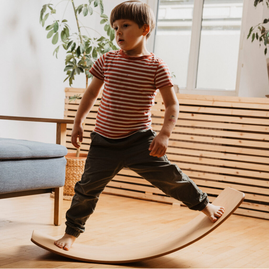 tictoys-das.brett-211860n-mood-child-kind-wippen-seesaw-web-4x4 das brett bewegen beweging hout houten speelgoed open ended play balanceren spelen